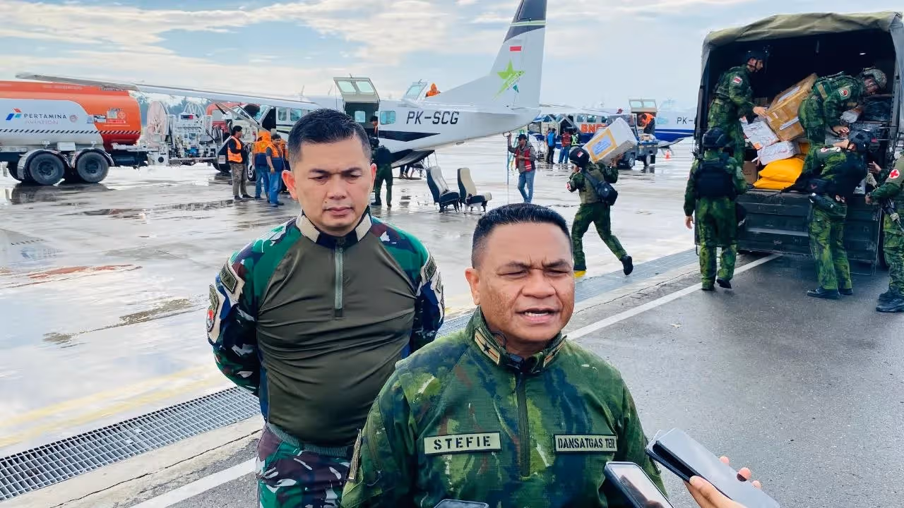 Brigjen TNI Stefie J. Nuhujanan memimpin pengiriman bantuan kemanusiaan berupa bahan makanan untuk warga terdampak bencana kekeringan di Kabupaten Puncak dari Hanggar Caravan Bandara Mozes Kilangin, Timika, Jumat (31/7).
