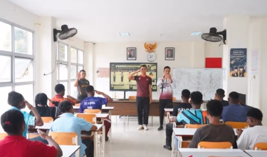 Para kadet mahasiswa Unhan RI sedang membimbing anak-anak SMA Sekolah Rakyat 76 Mimika
