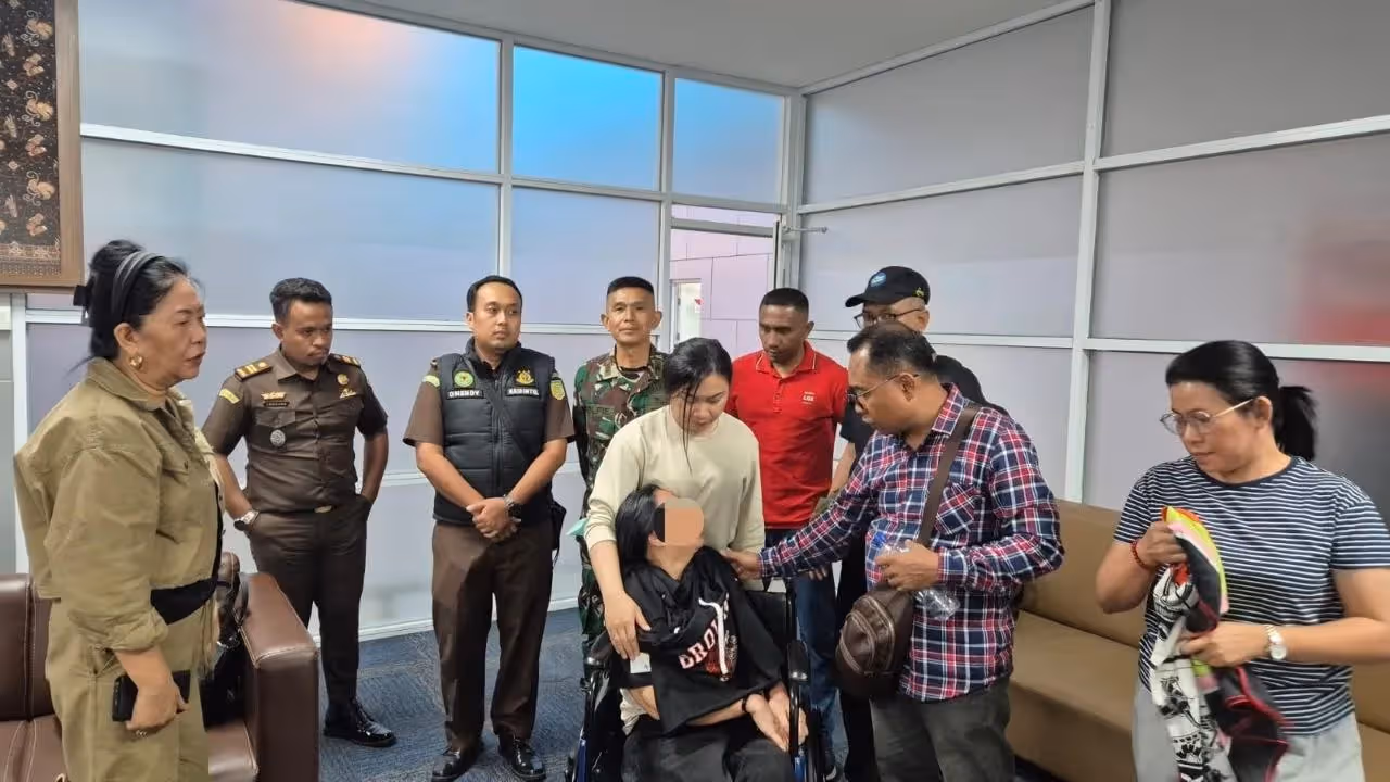Tim Kejaksaan Tinggi Sulawesi Utara bersama Kejaksaan Negeri Mimika saat mengamankan DPO berinisial VAP di Timika.