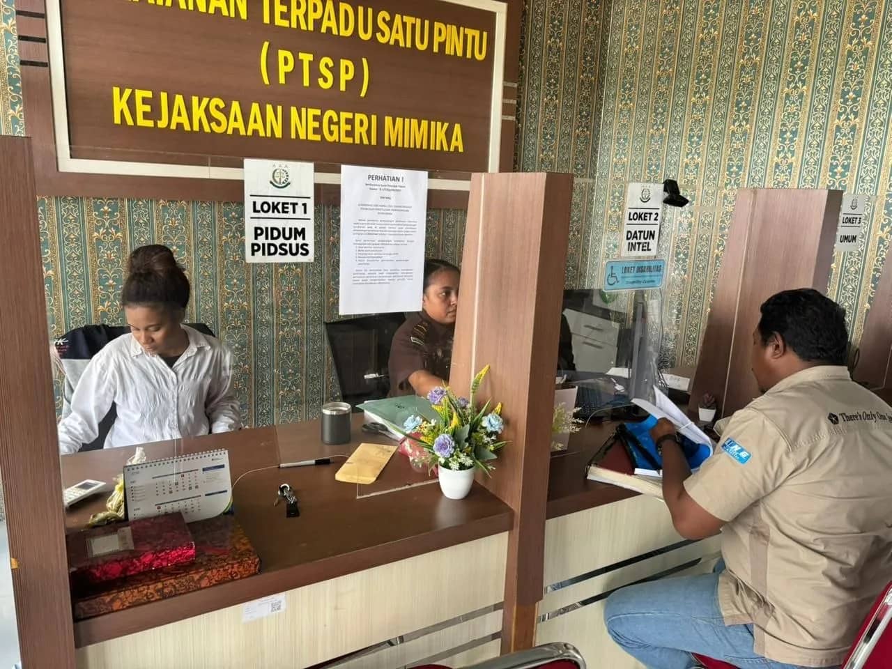 Penyidik Sat Resnarkoba Polres Mimika saat menyerahkan berkas tahap I di Kejari Mimika.