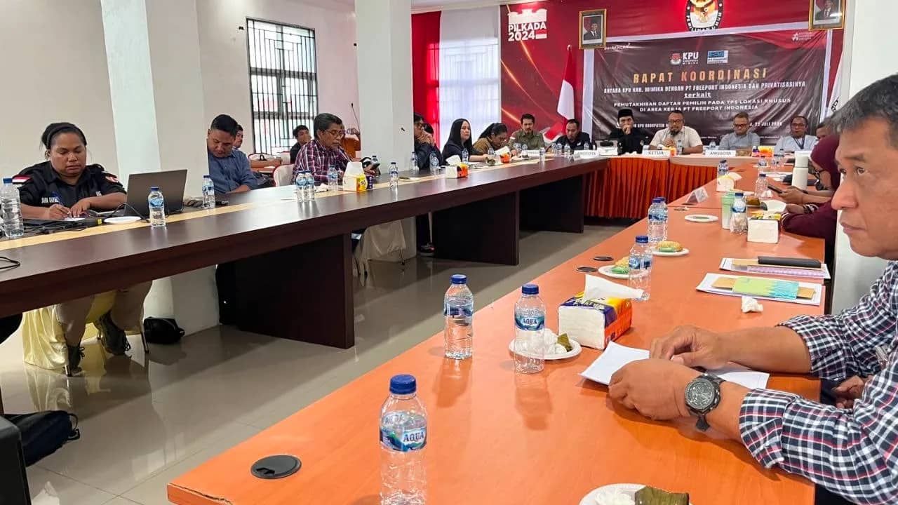 Suasana rapat koordinasi KPU Kabupaten Mimika bersama PT Freeport Indonesia, Bawaslu, dan perusahaan kontraktor terkait validasi data pemilih TPS Lokasi Khusus di Kabupaten Mimika.