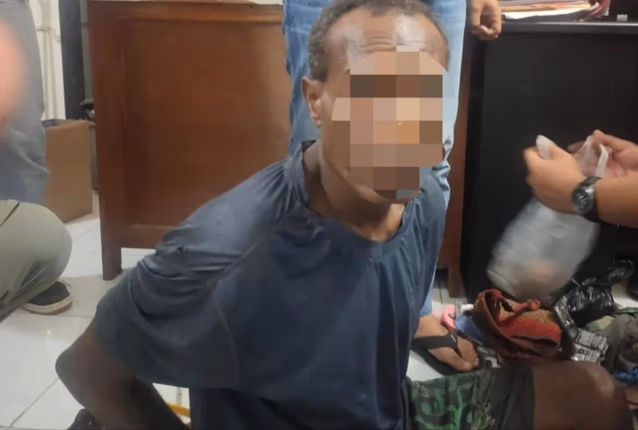 HN alias YN yang disebut sebagai salah satu pimpinan kelompok bersenjata Kodap I Mamta saat diamankan di Kabupaten Keerom, Papua, pada Selasa (15/9).