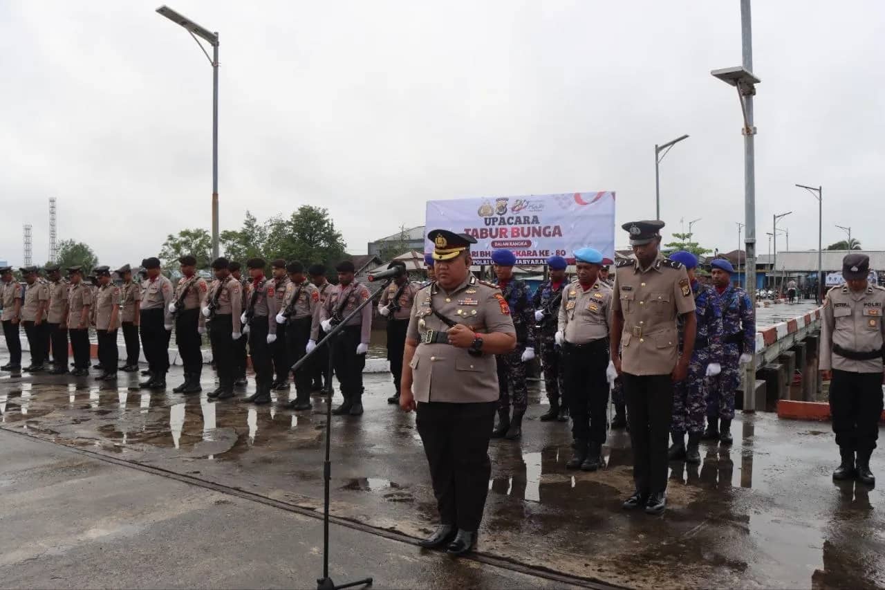 Kapolres Asmat AKBP Wahyu Basuki, S.I.K saat memimpin upacara ziarah laut dan penaburan bunga di pelabuhan dermaga Feri Agats