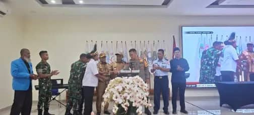 Bupati Jayapura Jayapura, Dr. Yunus Wonda, S.H., M.H., saat menabuh tifa bersama pengurus KONI Provinsi Papua, Ketua KONI Kabupaten Jayapura, Haris Richard S. Yocku, S.H., Forkopimda, di Hotel Yudha Sentani. Selasa (03/03/2026)