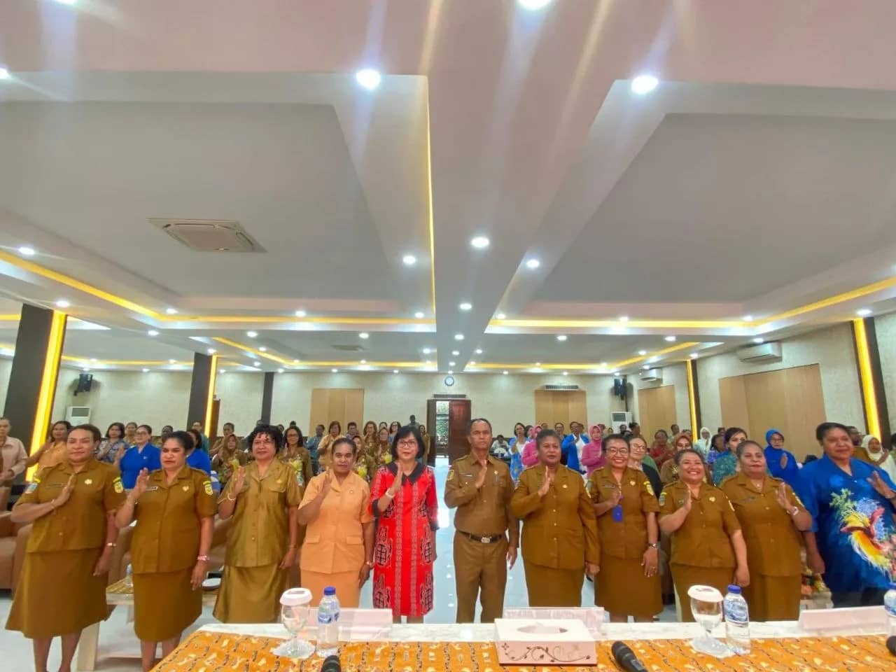 Foto bersama peserta pelatihan advokasi peningkatan partisipasi perempuan di Ballroom Hotel Grand Tembaga, Timika, Selasa (23/6/2026).
