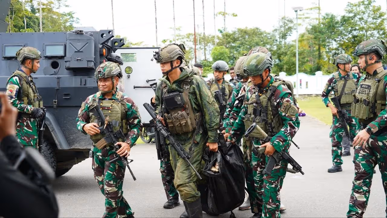 Aparat TNI saat mengevakuasi korban dugaan pembunuhan oleh OPM di wilayah Seradala, Kabupaten Yahukimo, Papua Pegunungan.