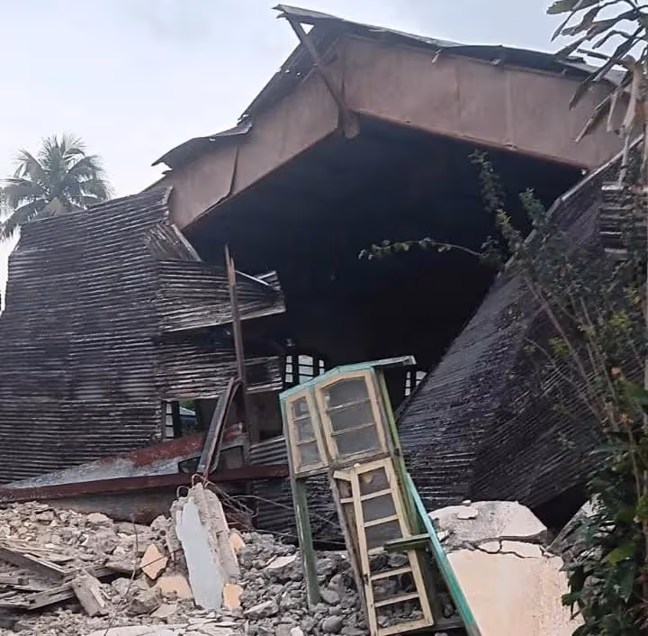 Salah satu bangunan, aula Paroki St Yosef Kisol di Manggarai Timur yang hancur akibat gempa