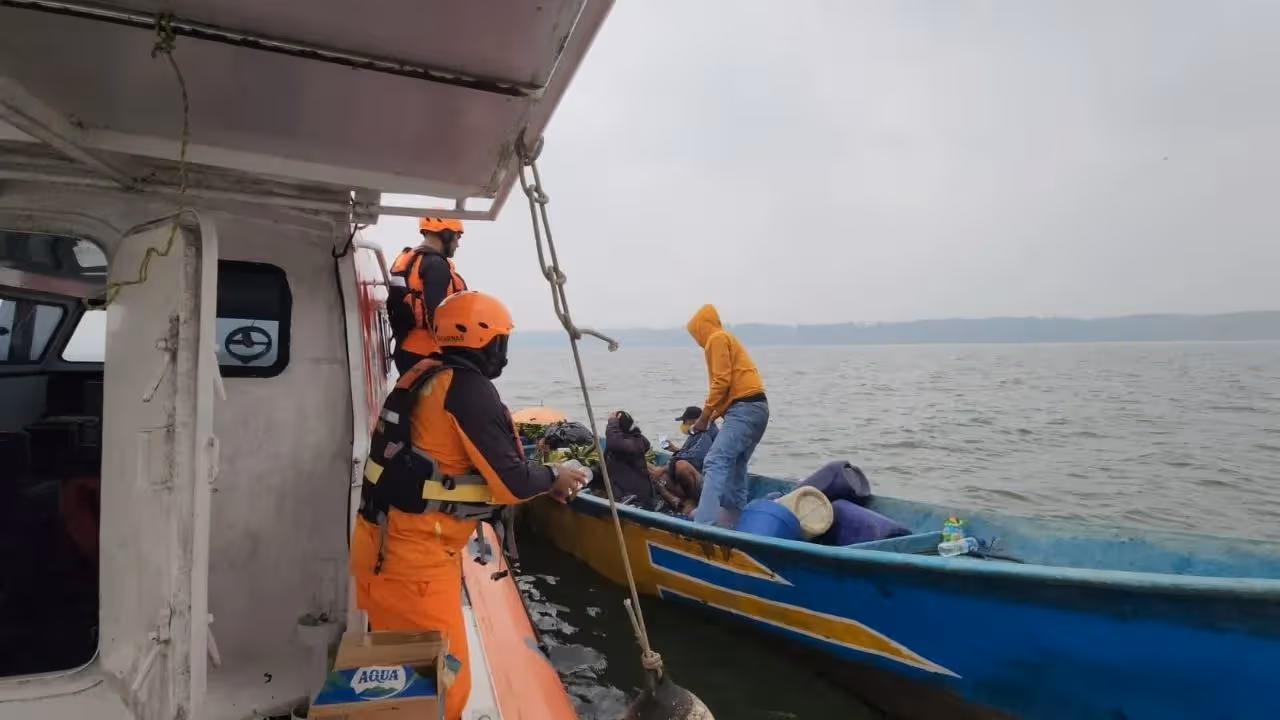 Tim SAR sedang mengevakuasi para penumpang long boat