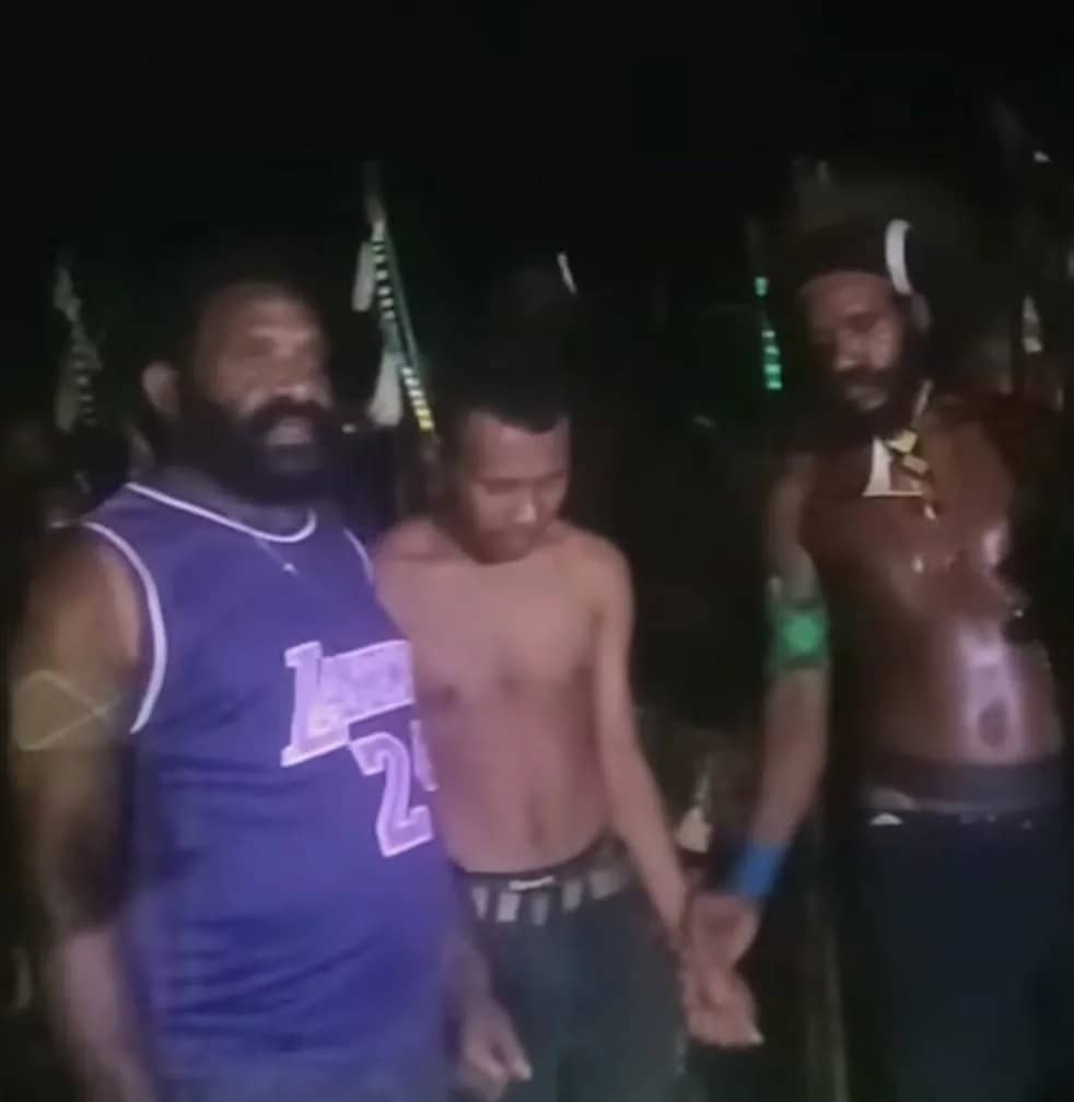 Warga sedang menyelamatkan pria mabuk yang membuat keributan di Distrik Kwamki Narama.