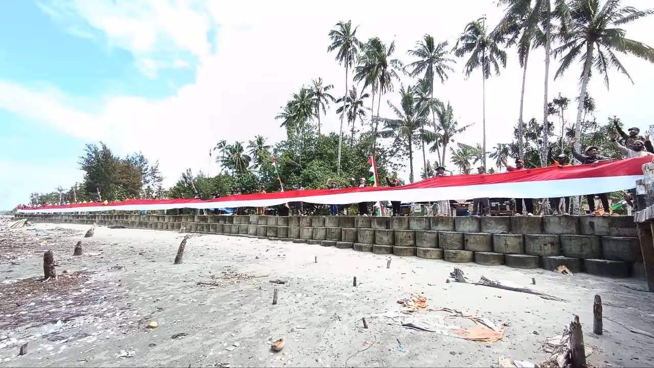 Pembentangan bendera Merah Putih sepanjang kurang lebih 1 kilometer di sepanjang pantai Distrik Amar, Kabupaten Mimika, Sabtu (29/8).