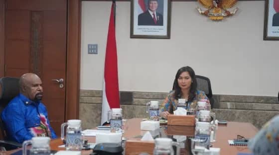 Bupati Jayapura, Dr. Yunus Wonda, S.H., M.H., mempresentasikan potensi pariwisata Kabupaten Jayapura serta Master Plan Pengembangan Wisata Bahari Khalkote di Distrik Sentani Timur dalam audiensi bersama Kementerian Pariwisata Republik Indonesia di Gedung Sapta Pesona, Kantor Pusat Kementerian Pariwisata, Jakarta Pusat, Senin (8/6/2026).