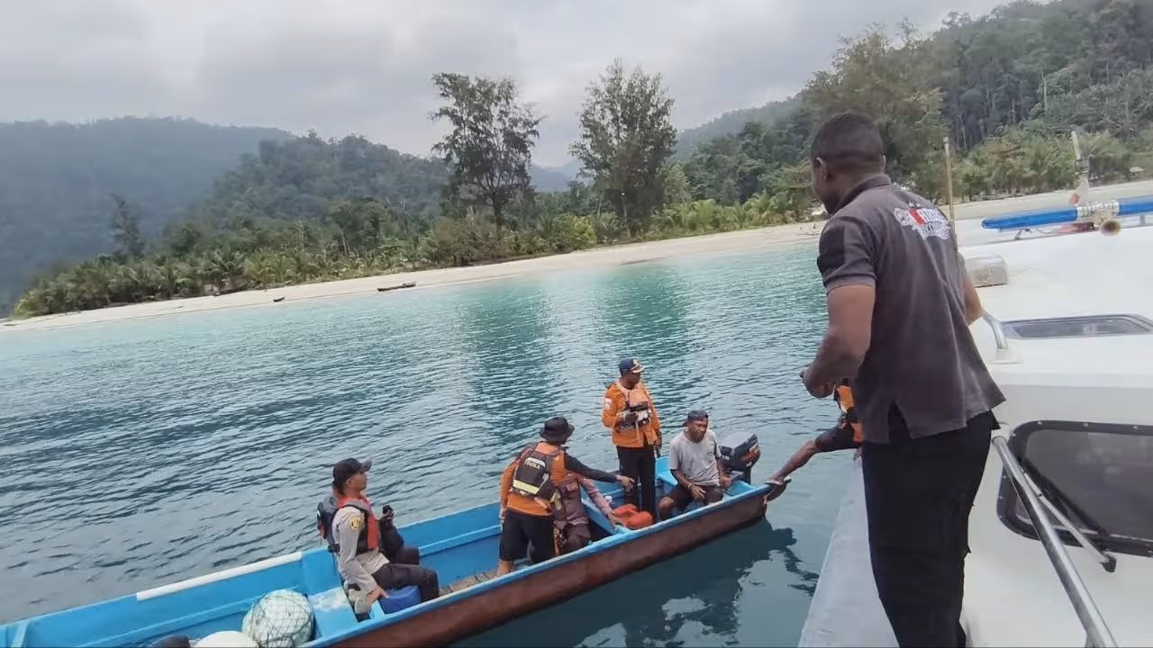 Proses evakuasi para korban
