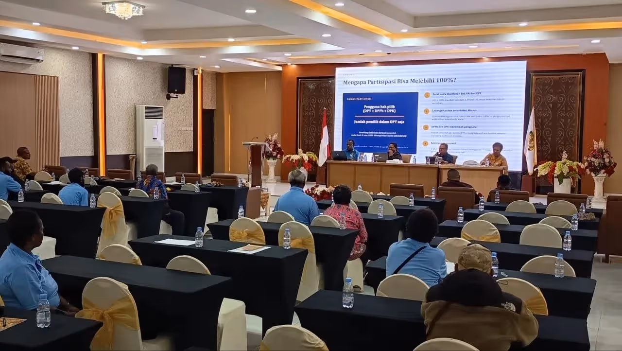 Suasana forum diskusi publik yang digelar Badan Kesatuan Bangsa dan Politik (Kesbangpol) Kabupaten Mimika bertema "Membangun Demokrasi dari Kampung" di Hotel Grand Tembaga, Timika, Jumat (31/7).