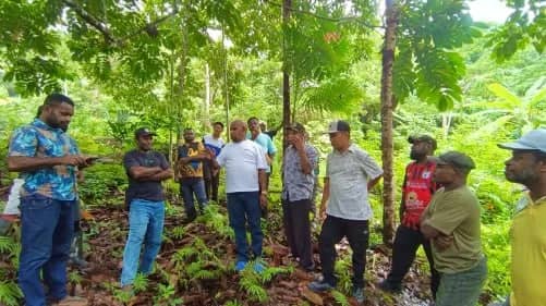 Bupati Jayapura, Dr. Yunus Wonda, S.H., M.H., didampingi Kepala Dinas Pekerjaan Umum (PU), meninjau langsung ruas jalan yang menghubungkan Kampung Yongsu Sapari menuju Kampung Yongsu Desoyo, Distrik Ravenirara, Kabupaten Jayapura, Rabu (18/03/2026).