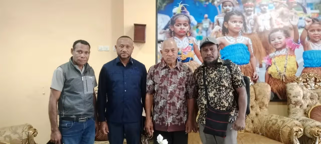 Anggota DPR RI dari Fraksi Partai Gerindra, Yan Permenas Mandenas, bertemu dengan Tim Kaki Abu DOB Pemekaran Papua di Bandara Frans Kaisiepo, Kabupaten Biak Numfor, Jumat (25/9/2026).