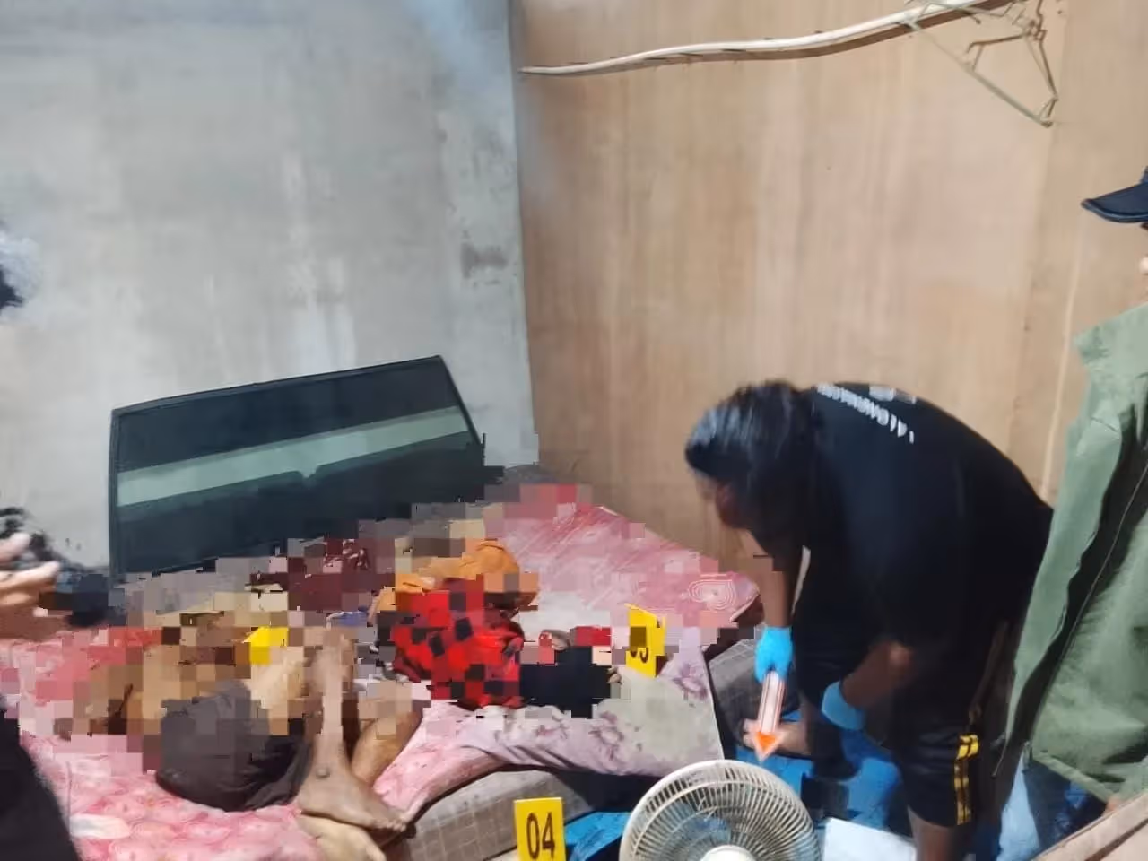 Satreskrim Polres Mimika saat melakukan olah TKP.