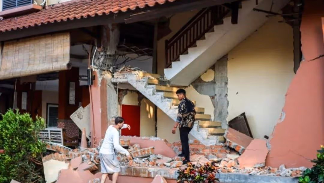 Pegawai dan wisatawan asing melihat gedung Hotel Jayakarta yang rusak akibat gempa di Labuan Bajo, Manggarai Barat, Nusa Tenggara Timur (NTT)