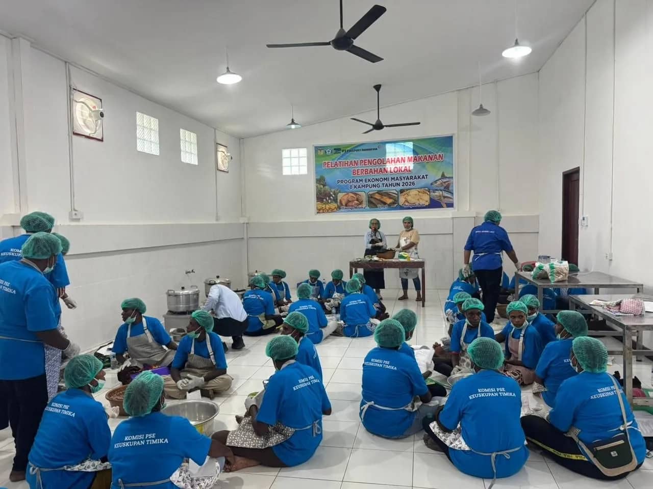 Mama-mama Kamoro perwakilan dari delapan Kampung Daskam binaan PT Freeport Indonesia (PTFI) saat ikut pelatihan pengolahan makanan berbahan pangan lokal di Koperasi Maria Bidang Laut Kompleks Keuskupan Timika, Kamis (11/6) hingga Jumat (12/6).