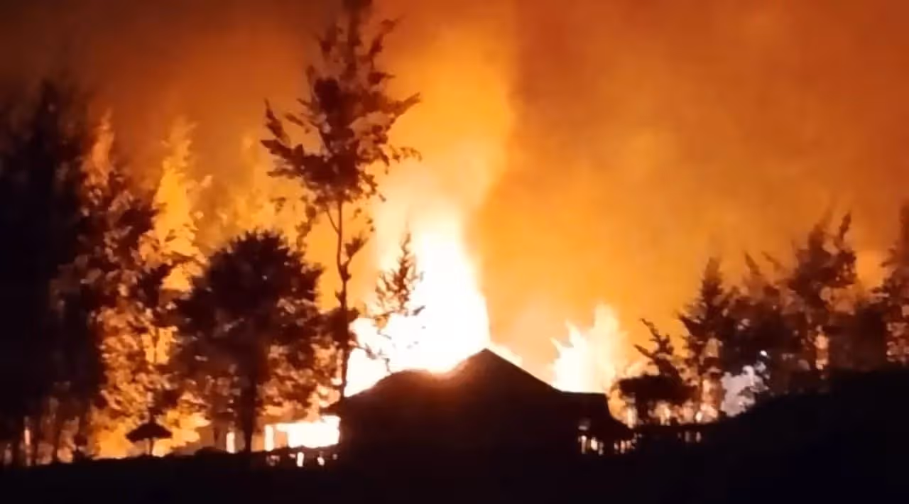 Tampak kantor pemerintahan dibakar massa.