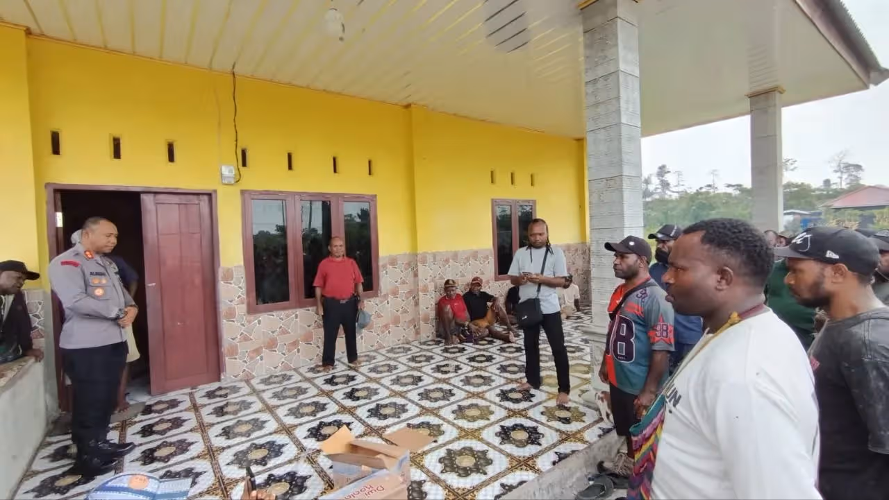 Kapolres Mimika AKBP Alredo Rumbiak saat menemui keluarga korban penyanderaan di Timika, Kamis (10/9).