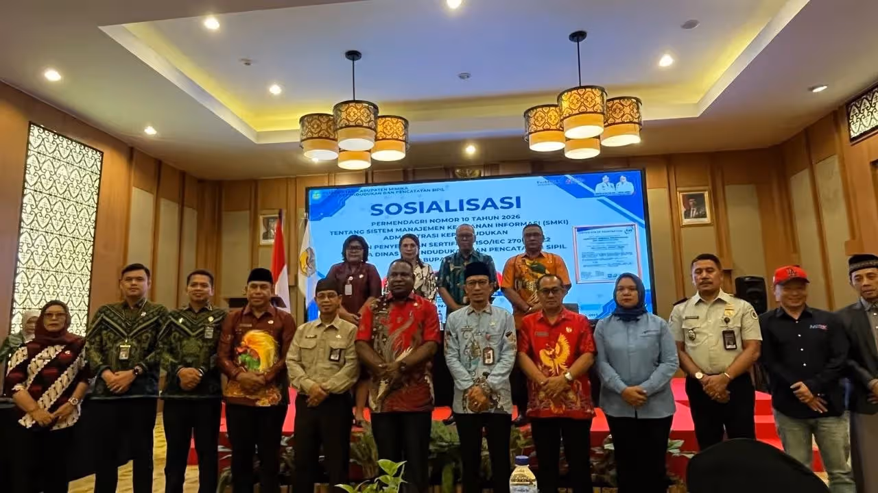 Pj Sekda Mimika dan Kadisdukcapil Mimika berfoto bersama para undangan, narasumber serta peserta usai pembukaan kegiatan.