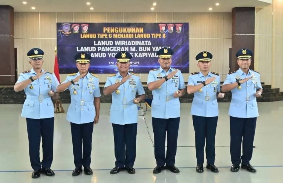 Pangkoopsudnas, Marsdya TNI Minggit Tribowo berfoto bersama Danlanud YK Timika, Kolonel Pnb Taufik Andriadi serta Danlanud Wiriadinata Tasikmalaya dan Danlanud Pangeran M. Bun Yamin Lampung.