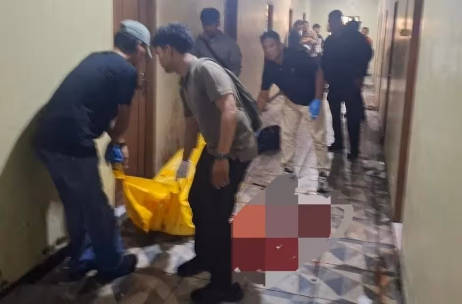 Korban pembunuhan di Bar Pacific Kilometer 10 Timika saat dievakuasi.