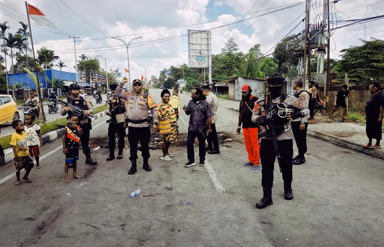 Pembukaan palang jalan Cenderawasih depan perumahan Pemda oleh warga bersama aparat Kepolisian