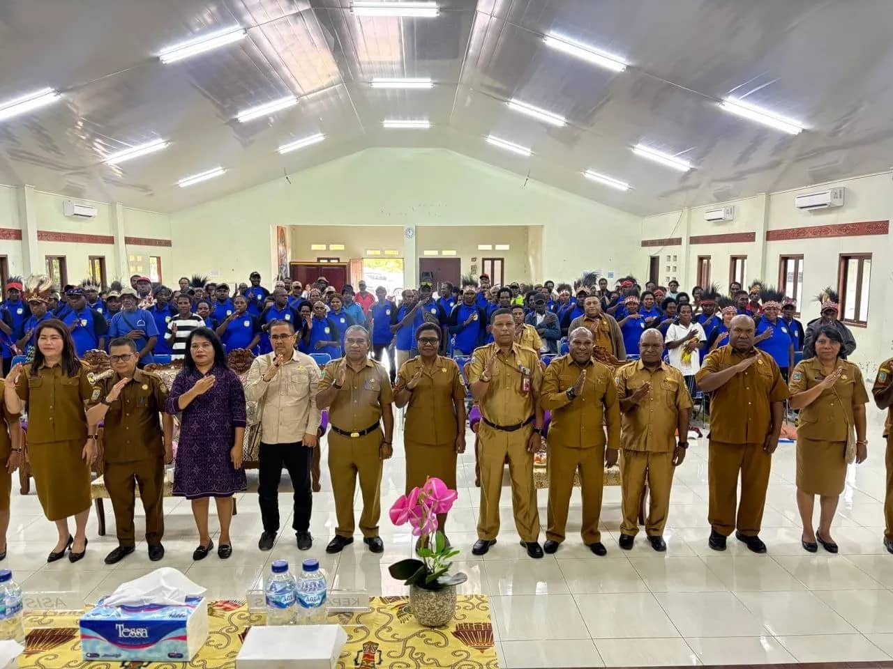 Foto bersama peserta Pelatihan Manajemen Sanggar bersama Pemerintah Kabupaten Mimika di Aula Keuskupan Loresa SP3.
