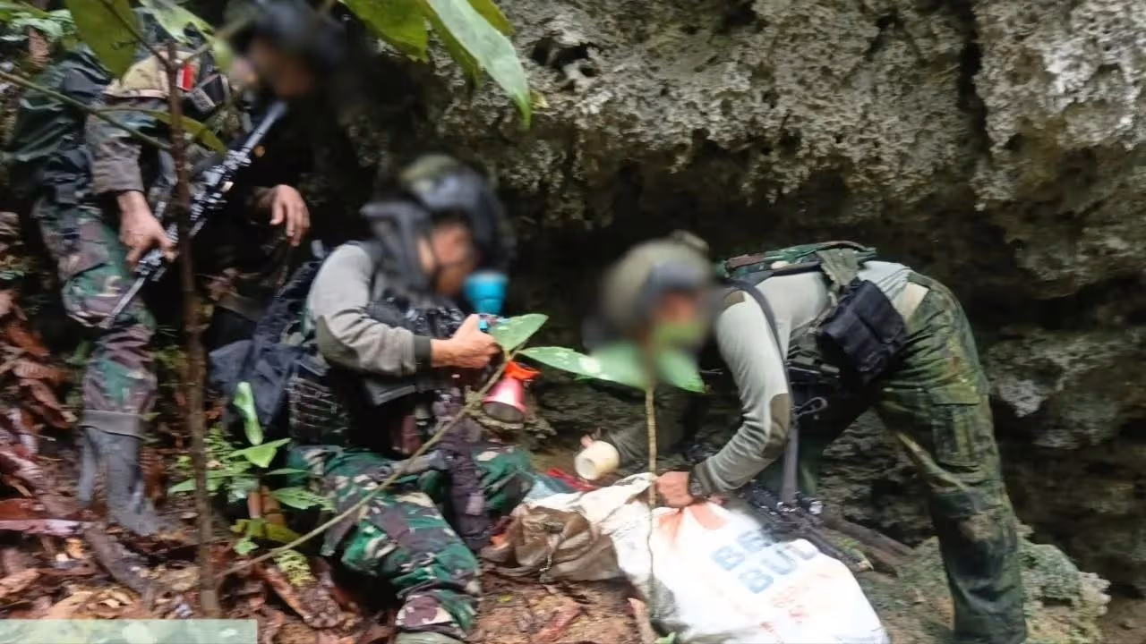 Tampak personil Satgas TNI Koops Habema saat mengambil senjata yang disembunyikan.