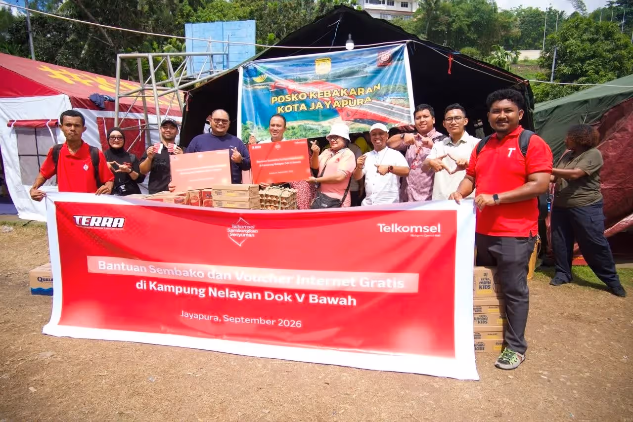 Telkomsel saat menyerahkan bantuan kepada korban kebakaran di Jayapura