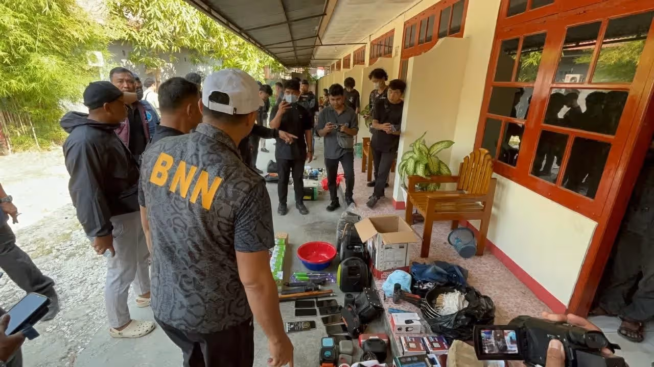 Polisi ketika mengamankan 10 warga dari sarang narkoba di Jayapura