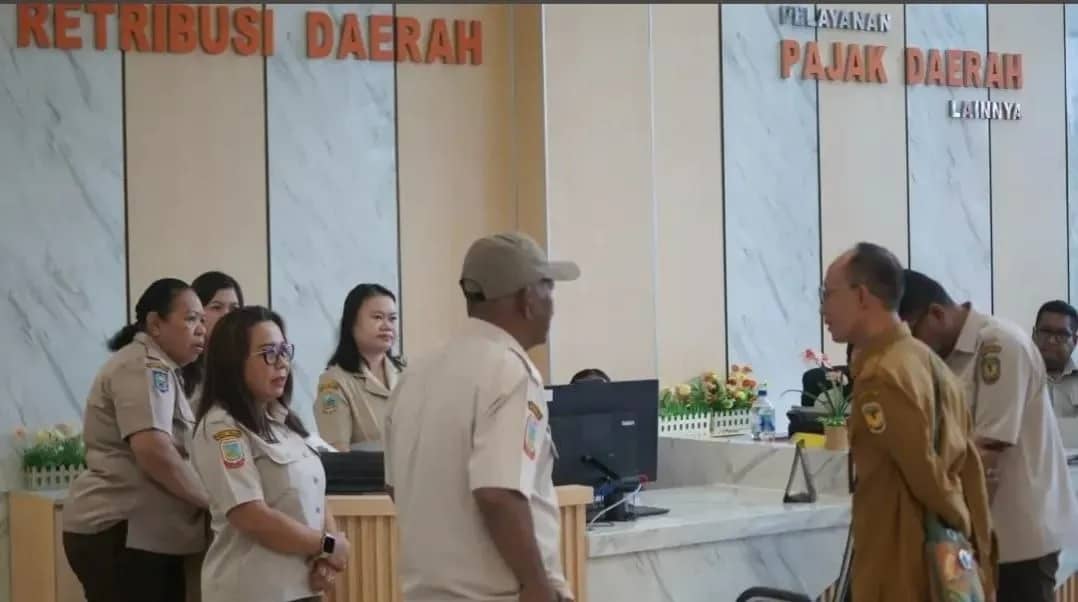 Plt. Kadispenda Mimika saat berdialog dengan petugas pelayananuntuk mendengarkan masukan terkait kualitas layanan.