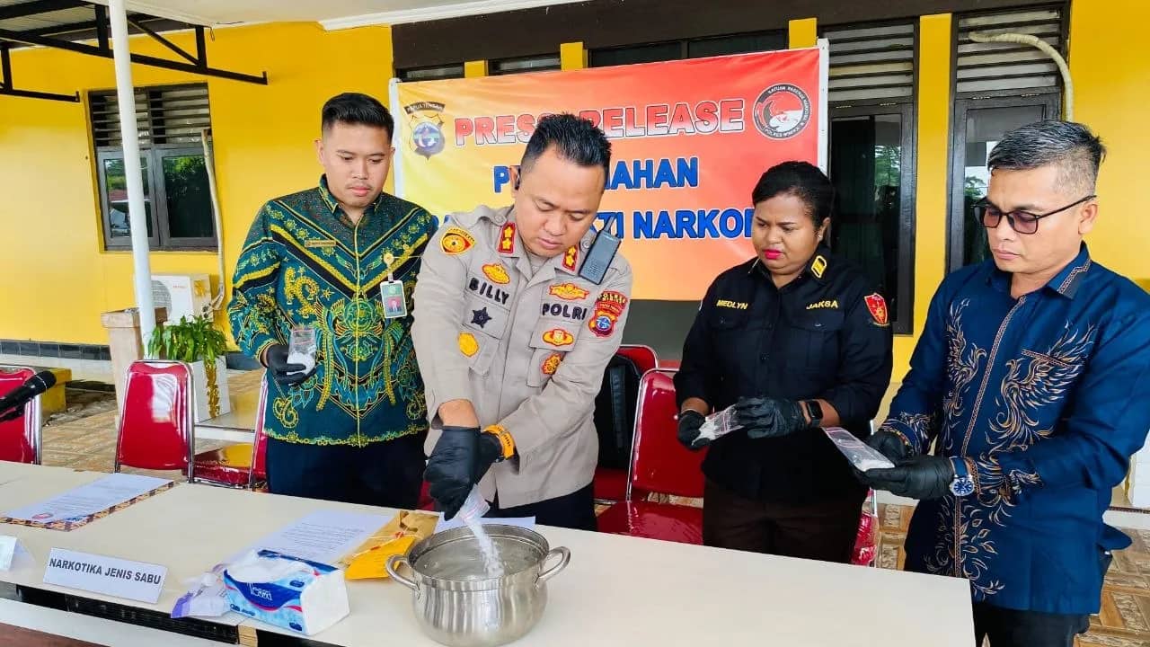 Ilustrasi berita Mimika: Polres Mimika Musnahkan Sabu Senilai Rp 900 Juta, Kapolres: DPO Masih Diburu