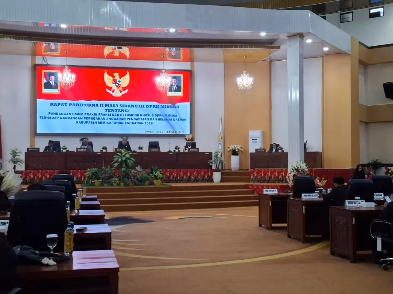Suasana Rapat Paripurna II Masa Sidang III DPRK Mimika dalam rangka pembahasan Rancangan Perubahan APBD Kabupaten Mimika Tahun Anggaran 2026 di Gedung Paripurna DPRK Mimika, Kamis (24/9).
