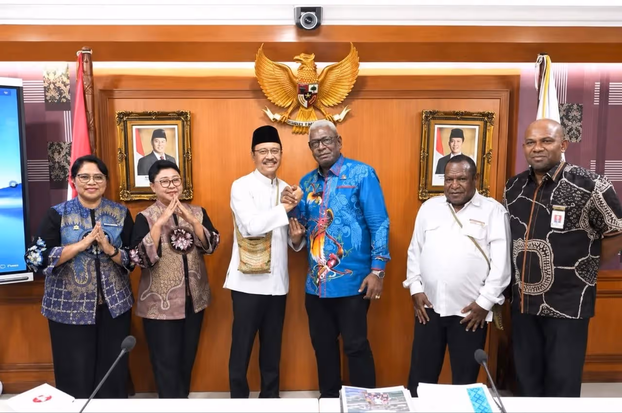 Bupati Mimika, Johannes Rettob didampingi Kadinsos Mimika dan Kepala BBPPKS Regional VI Jayapura Kemensos RI saat bertemu dengan Mensos RI, Saifullah Yusuf.