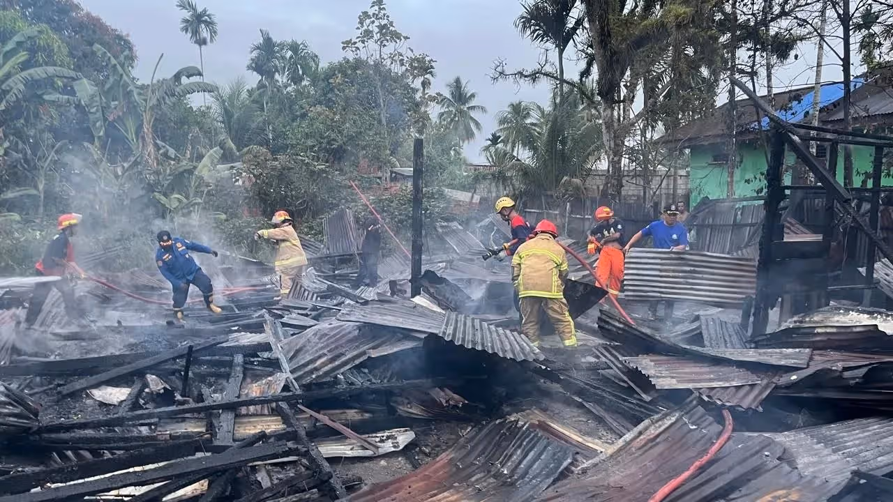 Personel pemadam kebakaran saat melakukan pemadaman.