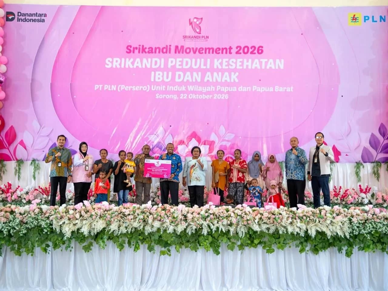 Srikandi Movement 2026 melalui program Srikandi Peduli Kesehatan Ibu dan Anak menghadirkan pemeriksaan kesehatan gratis serta penyaluran paket bantuan gizi bagi ibu hamil dan anak di Gedung Tongkonan Toraya, Kota Sorong, Kamis (22/10), sebagai bentuk kepedulian PLN terhadap peningkatan kualitas kesehatan masyarakat.