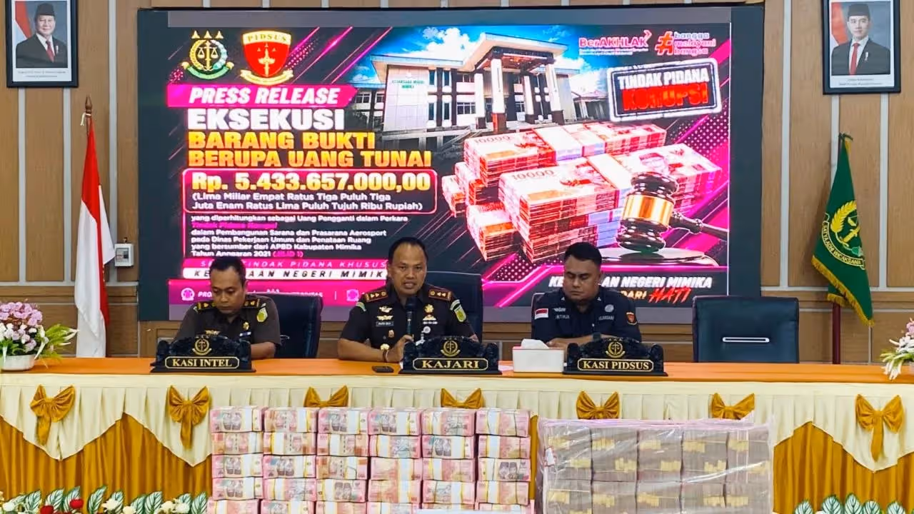 Press Release eksekusi barang bukti berupa uang tunai dalam perkara tindak pidana korupsi pembangunan sarana dan prasarana Aerosport pada Dinas Pekerjaan Umum dan Penataan Ruang (PUPR) Kabupaten Mimika yang bersumber dari APBD Mimika Tahun Anggaran 2021 di Aula Kantor Kejari Mimika, Jalan Agimuga, Mile 32, Timika, Selasa (1/9).