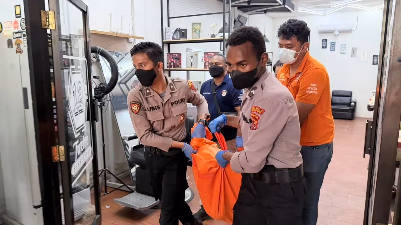 Polisi saat melakukan evakuasi jenazah korban