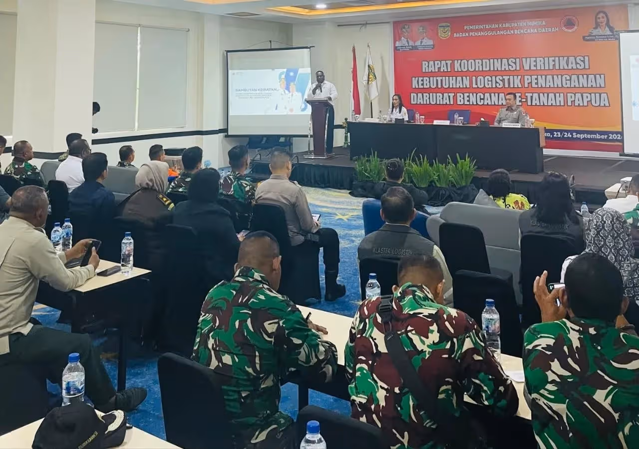 Pj Sekda Mimika Abraham Kateyau saat membuka Rapat Koordinasi Verifikasi Kebutuhan Logistik dan Peralatan Penanganan Darurat Bencana Se-Tanah Papua di Timika, Rabu (23/9/2026).