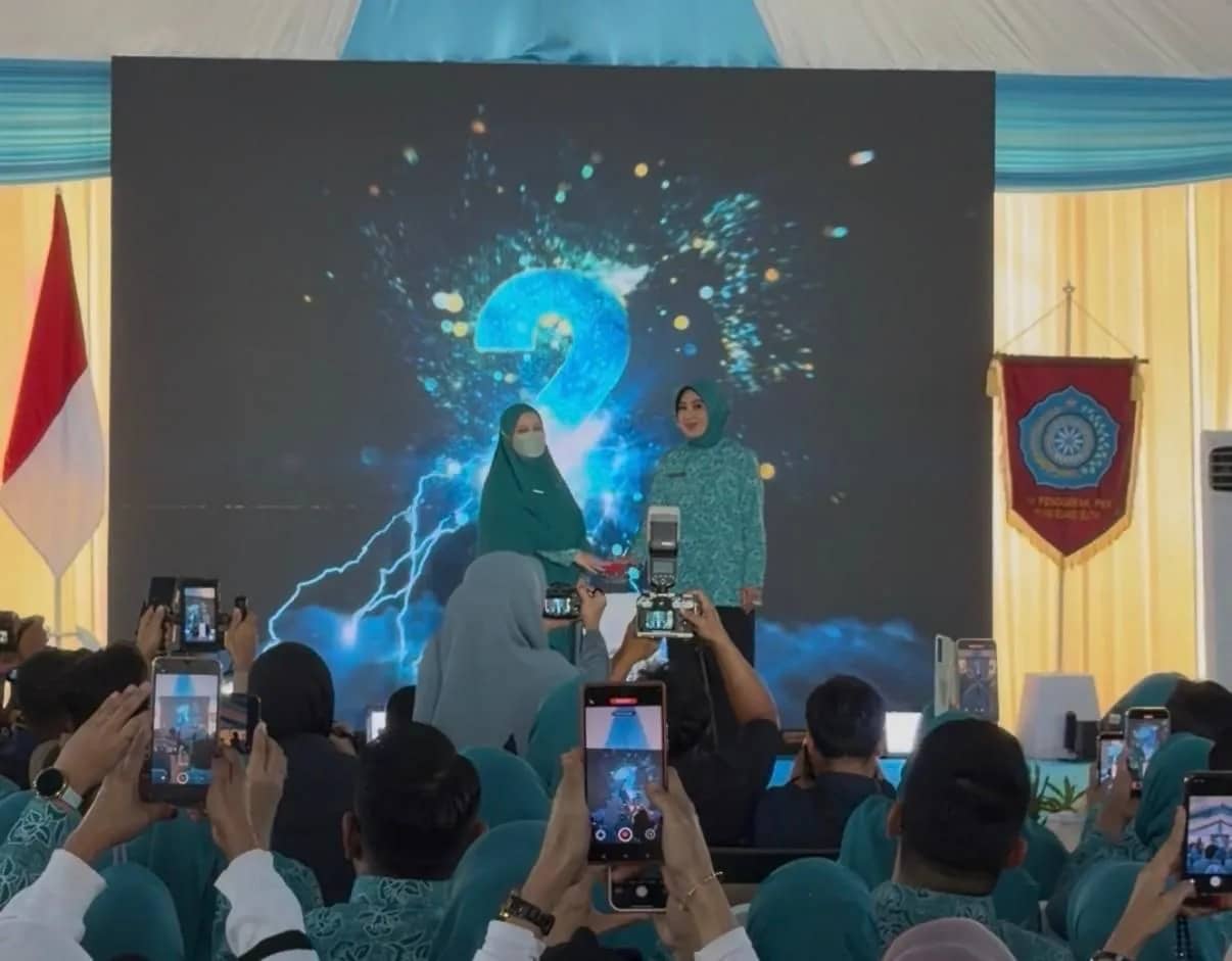 Ketua Umum TP PKK Pusat Ny. Tri Tito Karnavian saat membuka pameran UMKM, cek kesehatan gratis, dan pencanangan rekor MURI dalam rangka HKG PKK ke-54 dan HUT Dekranas ke-46 di Hotel Claro Makassar, Kamis (9/7/2026).