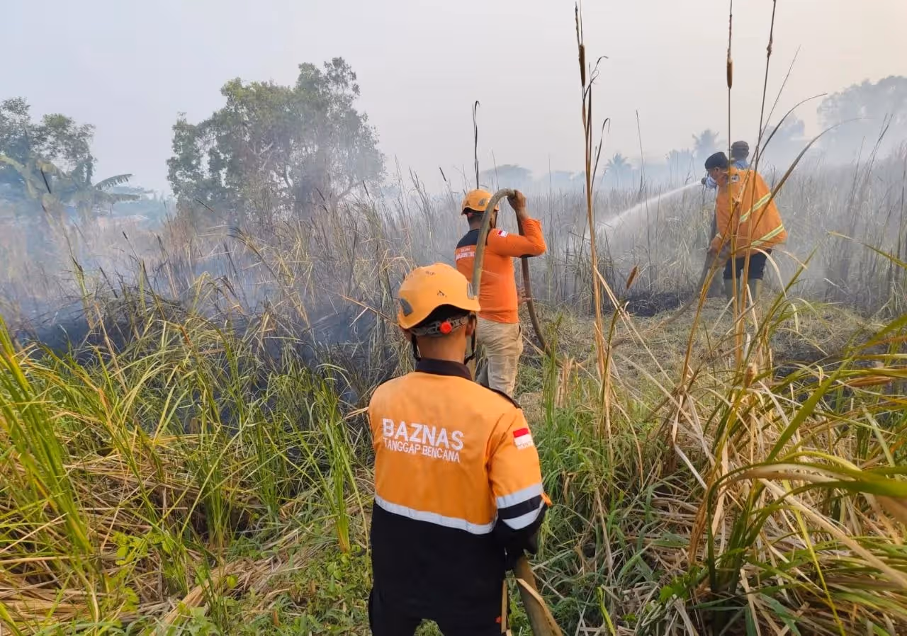 Lima personel Relawan Baznas Tanggap Bencana Kabupaten Mimika bersama Relawan Mimika Respon Cepat yang dipimpin Arie Agung Perdana berjibaku bersama petugas Pemkab Merauke dalam penanganan kebakaran hutan dan lahan (karhutla) di Kabupaten Merauke, Papua Selatan.