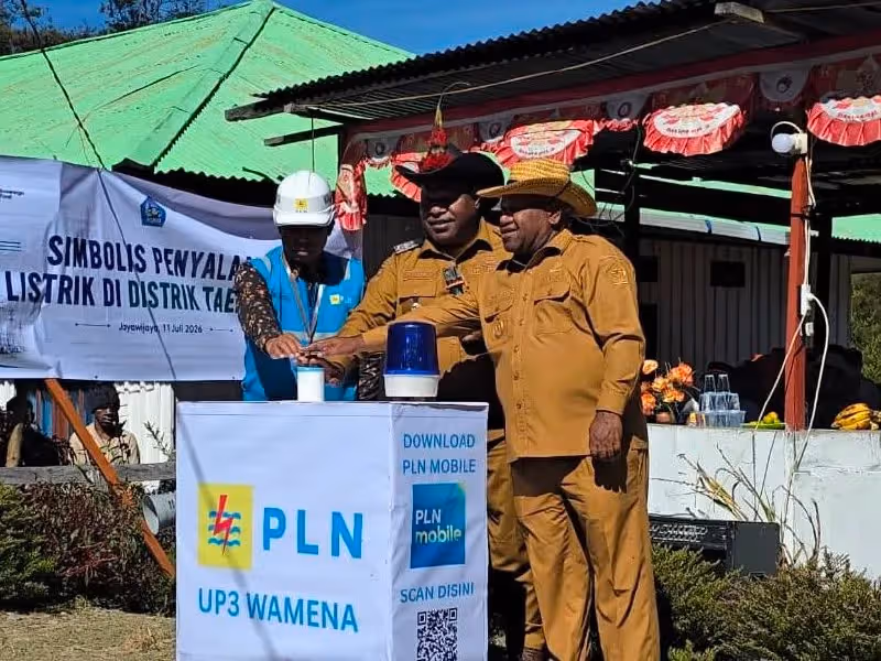 Bupati Jayawijaya, Atenius Murib (kanan), bersama Manager PLN UP3 Wamena, Mahly Kbarek, menekan tombol sirine secara simbolis dalam acara penyalaan perdana listrik di Distrik Taelarek, Kabupaten Jayawijaya.