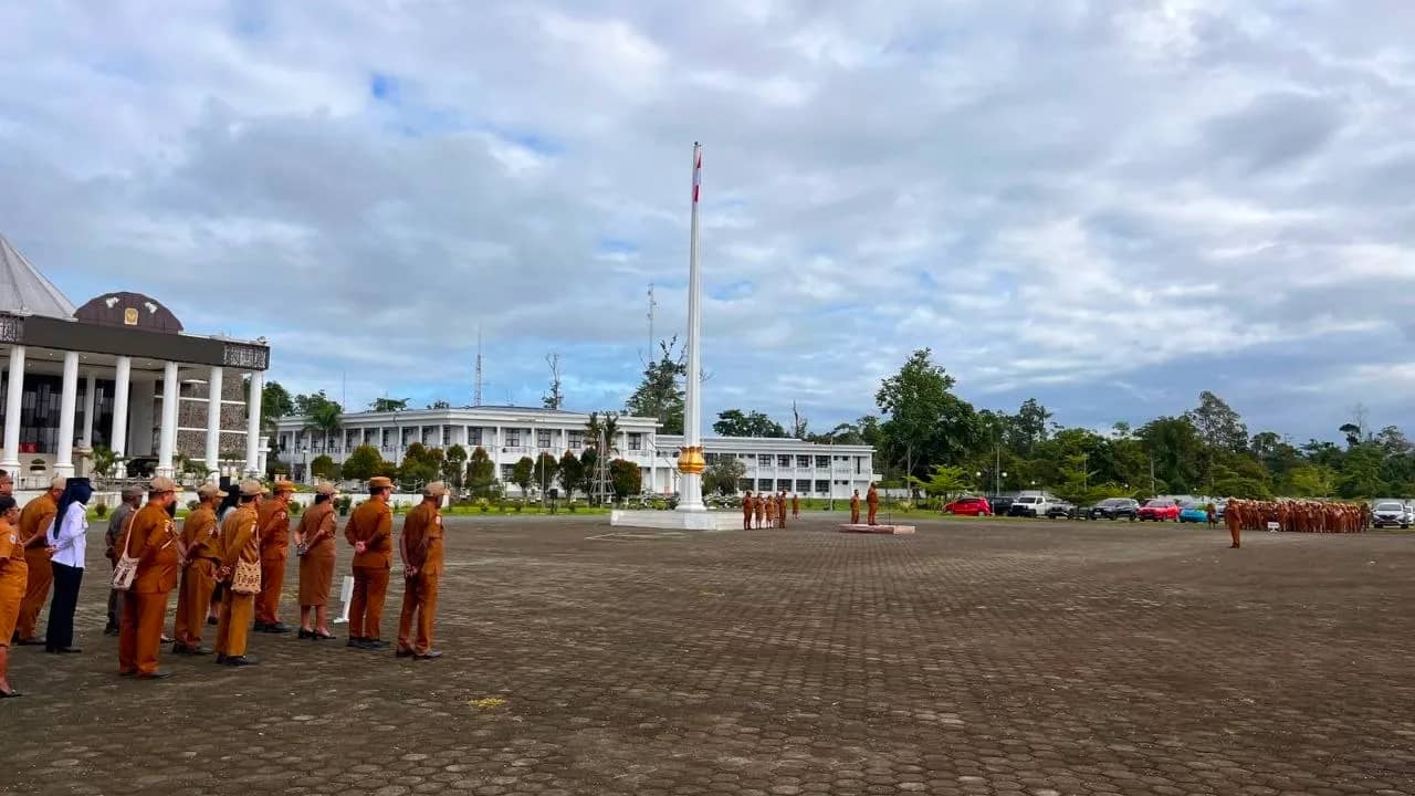 Suasana apel pagi di Pusat Pemerintahan Kabupaten Mimika.