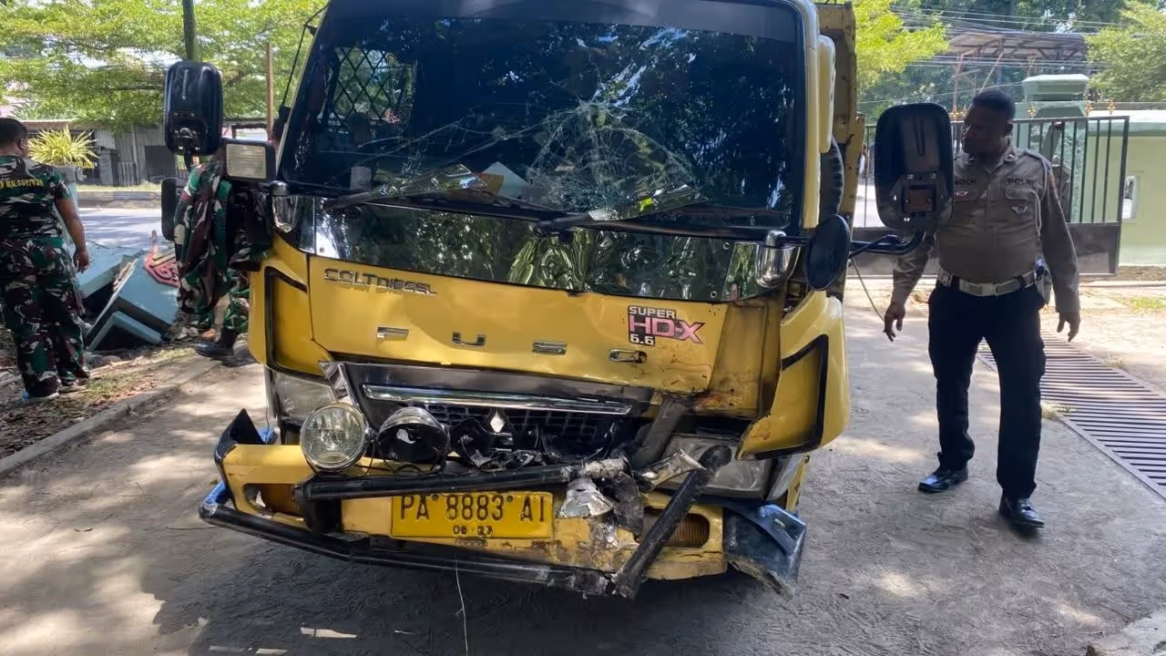 Bagian bamper delan truk tampak penyok usai menabrak tiga sepeda motor di Jalan Raya Kemiri-Sentani, Selasa (8/9/2026).