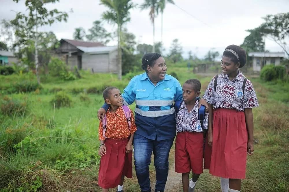 Petrosea menghadirkan inovasi pemanfaatan air hujan menjadi air layak minum untuk membantu memenuhi kebutuhan masyarakat di Sorong, Papua Barat Daya.