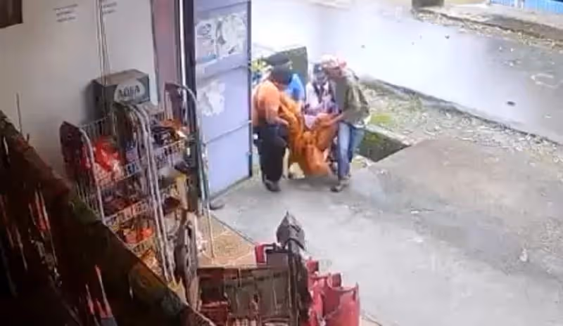 Korban saat dievakuasi warga.