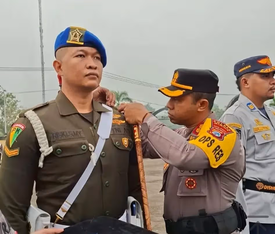 Kapolres Mimika, AKBP Alfredo Agustinus Rumbiak saat menyematkan pita kepada personil yang terlibat dalam Operasi Patuh Noken 2026.