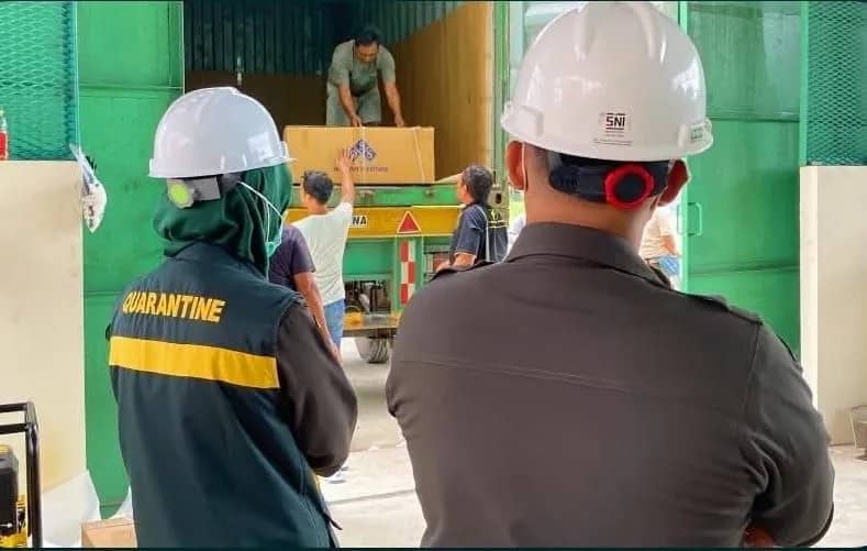 Proses pemuatan 604 ton minyak sawit mentah milik PT Karya Bella Vita kedalam 28 kontainer diawasi oleh Badan Karantina Papua Tengah.